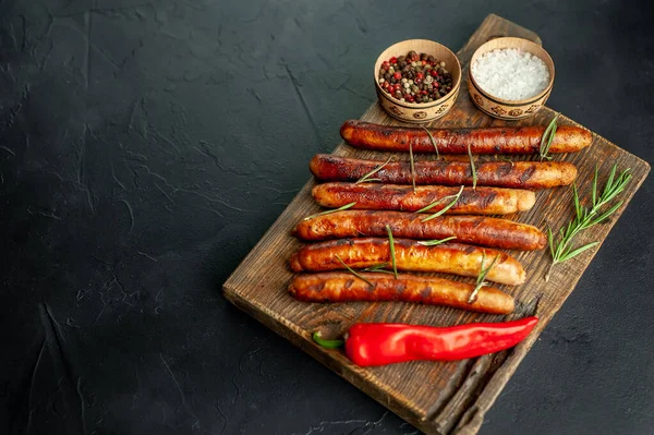 Tahtada baharatlı ızgara sosis.