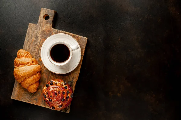 Taza Café Con Producto Panadería Sobre Fondo Oscuro — Foto de Stock