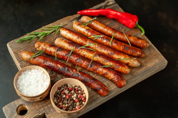 Grilled Sausages Spices Wooden Plank — Stock Photo, Image