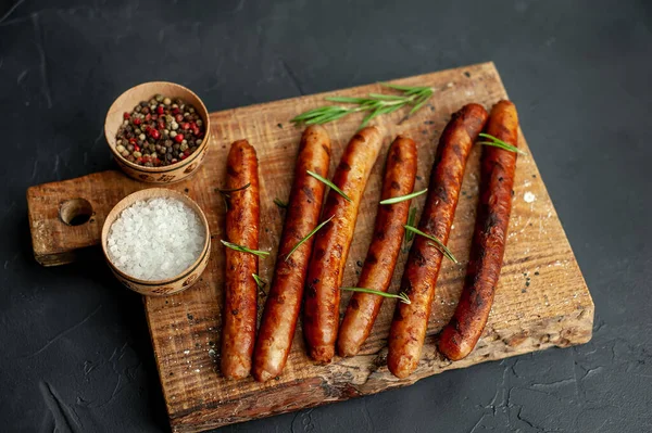 Grilled Sausages Spices Wooden Plank — Stock Photo, Image