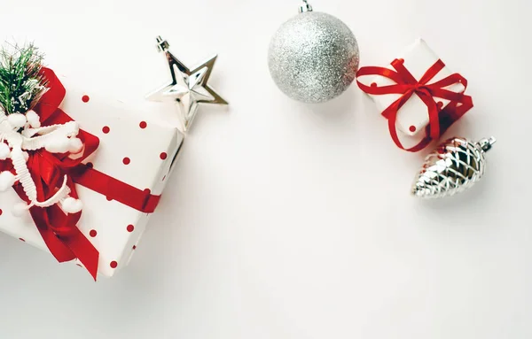 Decoraciones Navidad Plata Sobre Fondo Blanco — Foto de Stock