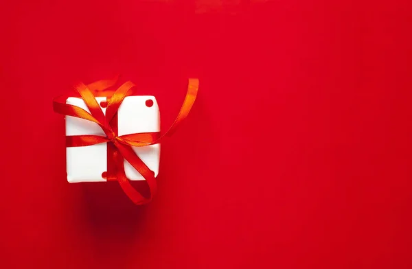 Caja Regalo Navidad Con Cinta Roja Fondo Rojo — Foto de Stock
