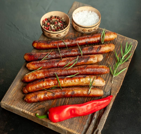 Tahtada baharatlı ızgara sosis.