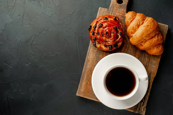 Café Croissant Sobre Fondo Oscuro —  Fotos de Stock