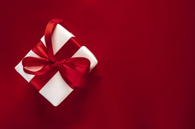 Kış süslemeleri ile şenlikli kırmızı arkaplan