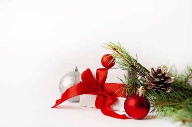 Hediye kutusu ve dekorasyonlu kış kompozisyonu