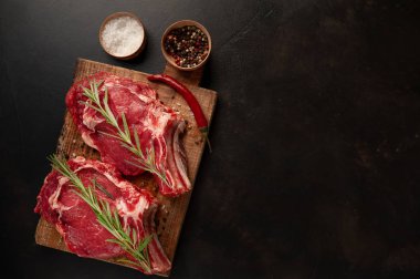 Biberiye ve baharatlı çiğ biftek.