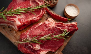 Biberiye ve baharatlı çiğ biftek.