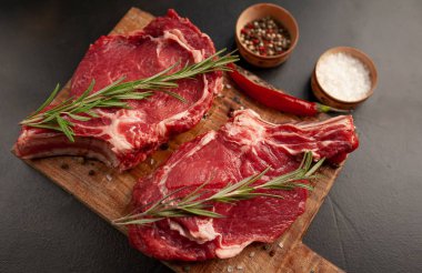 Biberiye ve baharatlı çiğ biftek.