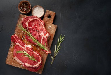 Biberiye ve baharatlı çiğ biftek.