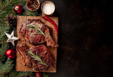 Biberiyeli biftek ve şenlikli kış arkaplanı.