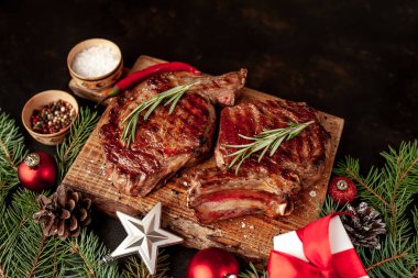 Biberiyeli biftek ve şenlikli kış arkaplanı.