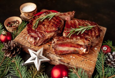 Biberiyeli biftek ve şenlikli kış arkaplanı.