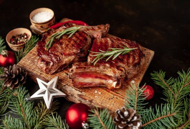 Biberiyeli biftek ve şenlikli kış arkaplanı.