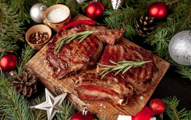 Biberiyeli biftek ve şenlikli kış arkaplanı.