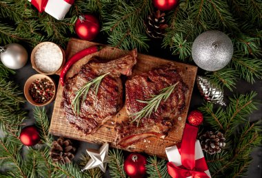 Biberiyeli biftek ve şenlikli kış arkaplanı.