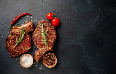 Siyah taş arka planda baharatlı biftek.