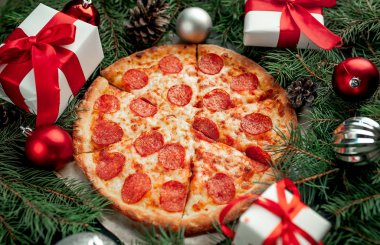 Süslü kış festivali arka planında pizza pepperonisi.