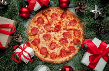 Süslü kış festivali arka planında pizza pepperonisi.