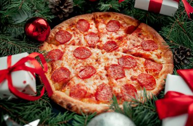 Süslü kış festivali arka planında pizza pepperonisi.