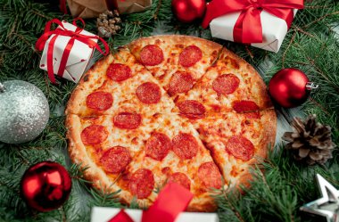 Süslü kış festivali arka planında pizza pepperonisi.