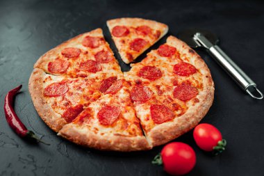 Pizza pepperonisi, fast food..