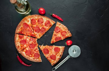 Pizzacı, sebze ve zeytinyağlı dilimlenmiş pizza..