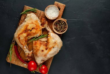 Kızarmış tavuk budu.