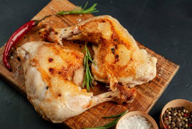 Kızarmış tavuk budu.