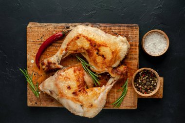 Kızarmış tavuk budu.