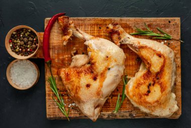 Kızarmış tavuk budu.