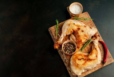 Kızarmış tavuk budu.