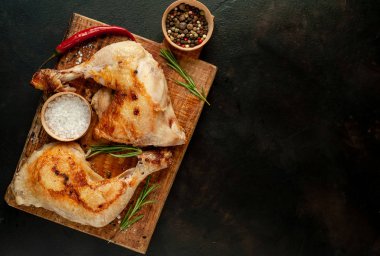 Tahtada kızarmış tavuk bacağı.