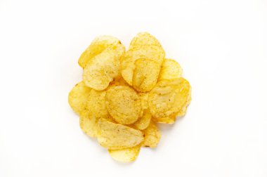 patates cipsi beyaz zemin üzerine izole yığını