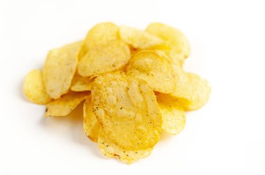 patates cipsi beyaz zemin üzerine izole yığını