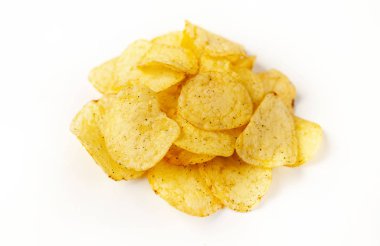 patates cipsi beyaz zemin üzerine izole yığını