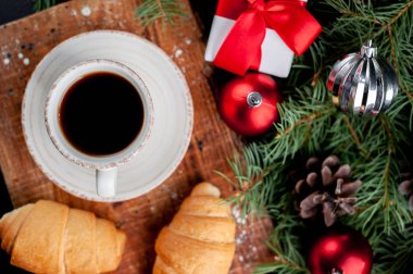 Süslü kış arkaplanındaki şenlikli kahve içeceği