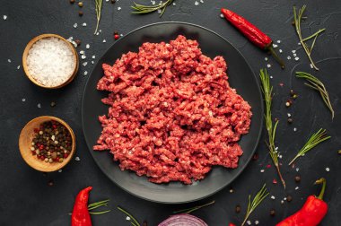 Siyah kasede kıyma, içindekilerle birlikte masada.