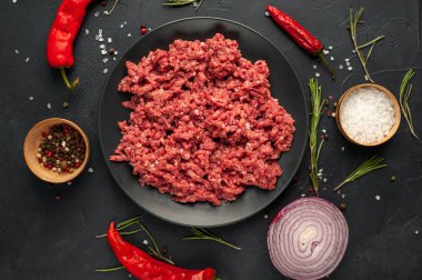 Siyah kasede kıyma, içindekilerle birlikte masada.