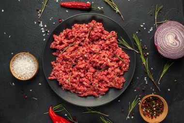 Siyah kasede kıyma, içindekilerle birlikte masada.