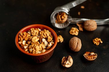 Fındıkkıran ile kahverengi kasede ceviz