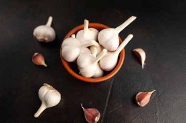 Sarımsak kafalar karanlık arka planda yaşıyor.