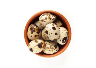 Kahverengi kasede servis edilen bıldırcın yumurtaları.