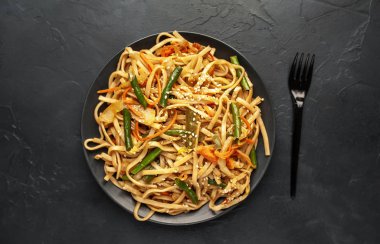 Çatalla servis edilen baharatlı Asya makarnası