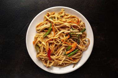 Siyah arka planda biberli makarna.