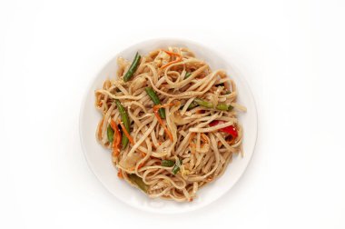 Beyaz arka planda izole edilmiş kasede servis edilen baharatlı makarna.