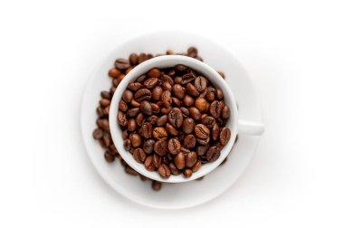 Kahve çekirdekleri ile dolu beyaz bir fincan.