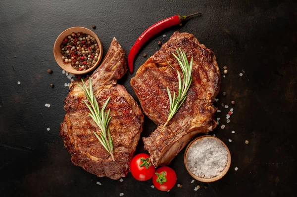 Steaks Boeuf Aux Épices Sur Fond Pierre Noire — Photo