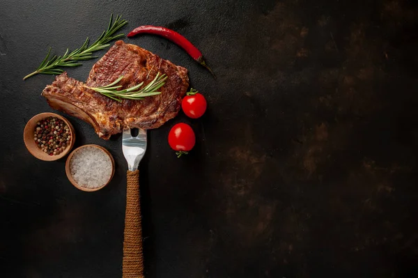 Grillad Biff Med Rosmarin Grönsaker Och Kryddor Mörk Bakgrund — Stockfoto