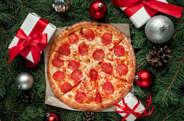 Süslü kış festivali arka planında pizza pepperonisi.